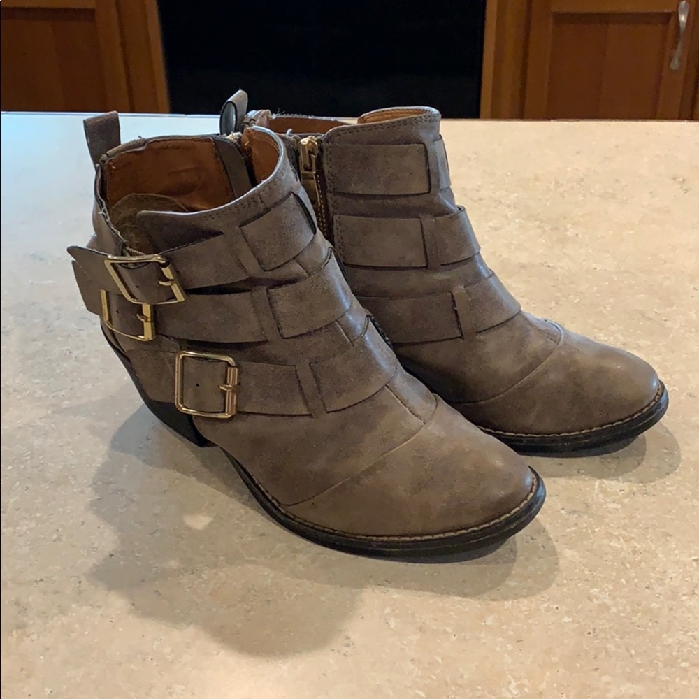Report boots.